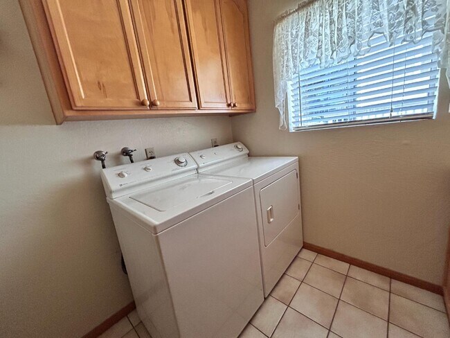 Building Photo - 262 Delle Dr