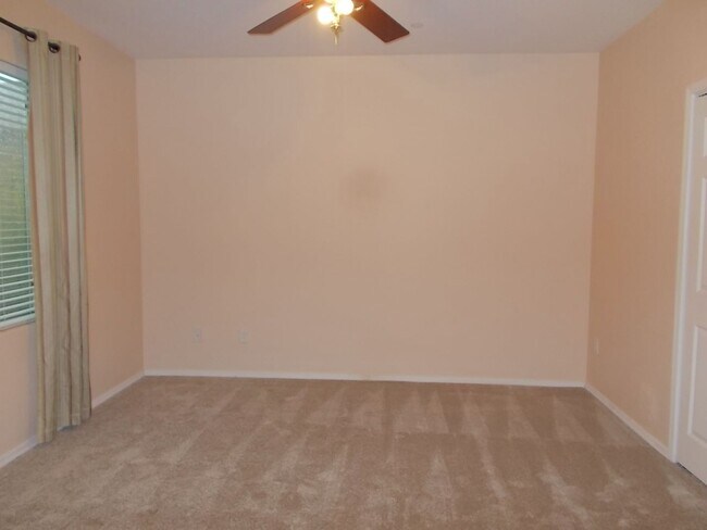 Building Photo - Spacious 2 Bedroom + Den, 2 Bath Condo in a Gated Community