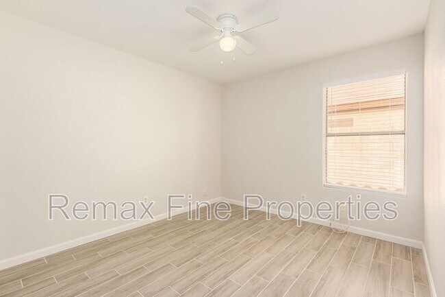 Building Photo - 1851 E Carla Vista Dr