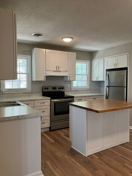 Building Photo - 3815 Vanuys Rd