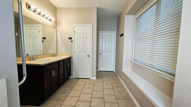 Building Photo - 211 Briar Trace Ln