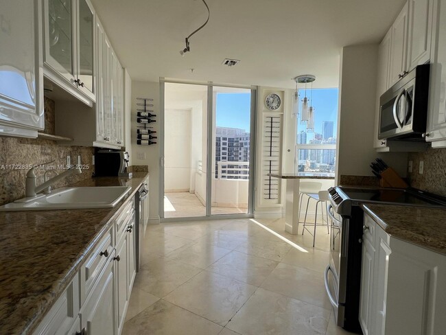 Building Photo - 848 Brickell Key Dr