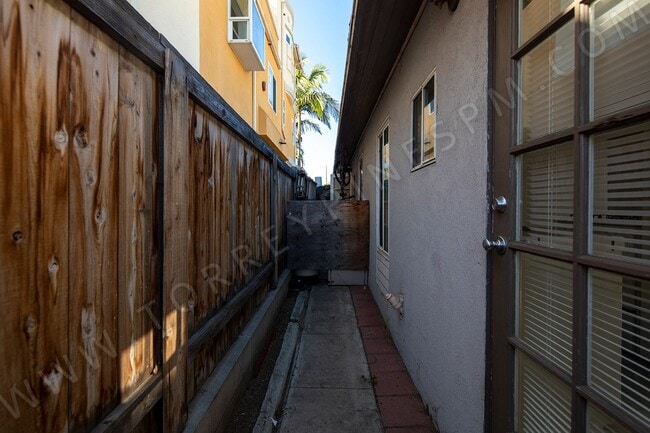 Building Photo - Pacific Beach 1 Bedroom Cottage with Parki...