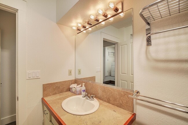 Building Photo - 1038 Lakeview Blvd E