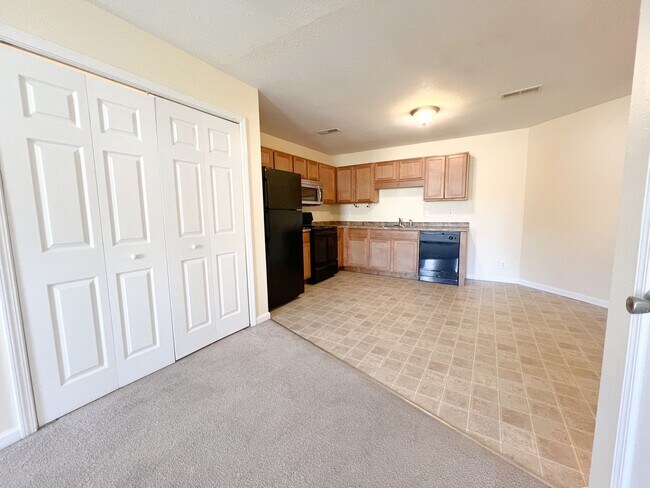 Building Photo - 528 Luxury Dr