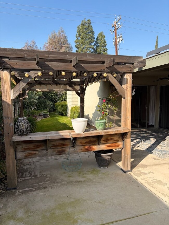 Building Photo - 55 and OLDER KERN CITY 2 BED UPDATED HOME