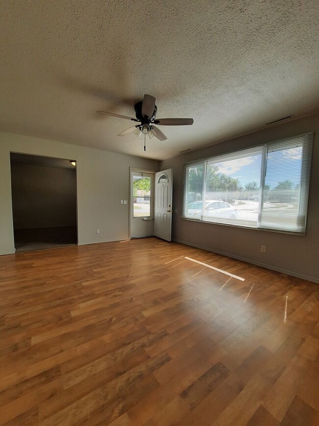 Building Photo - 4 BED | 3 BATH | DOUBLE GARAGE | MALL RIDGE