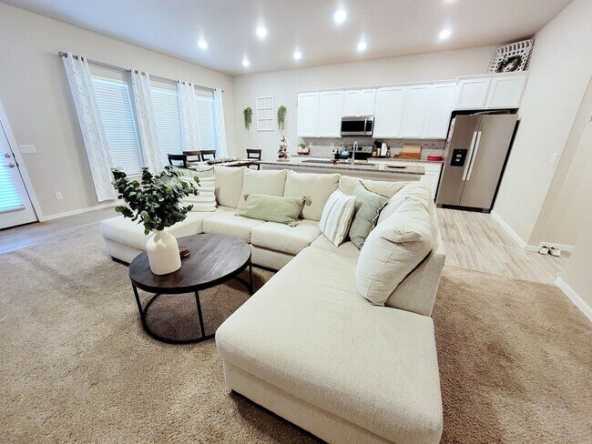 Building Photo - FULLY FURNISHED! Stunning 3/2/2