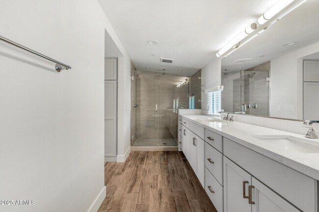 Building Photo - 4525 N 40th St