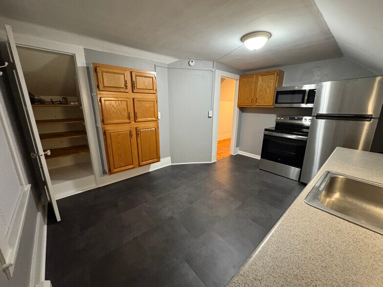 Building Photo - 56 Lock St