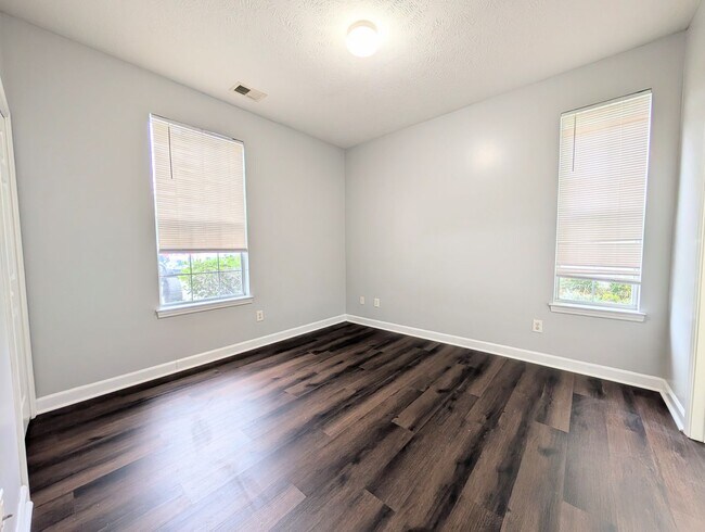 Building Photo - 484 River Oaks Dr