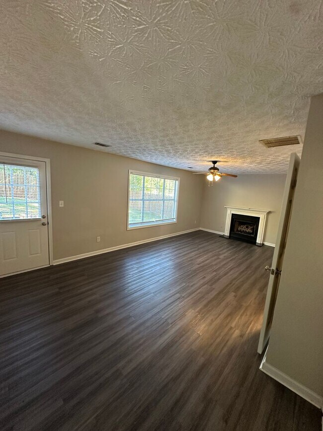 Building Photo - Beautiful Kennesaw Home For Rent!