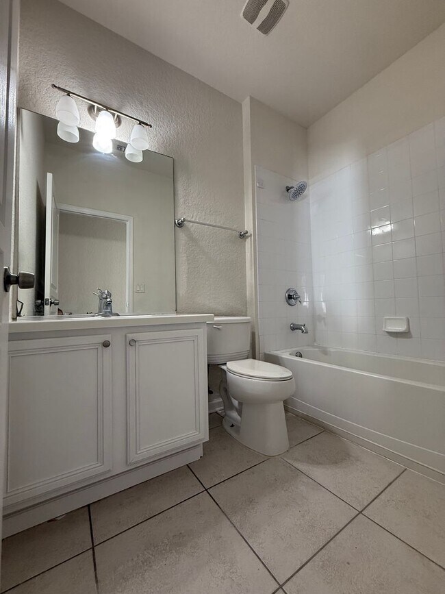 Building Photo - Come View This Amazing 3 Bed 2 Bath Single...