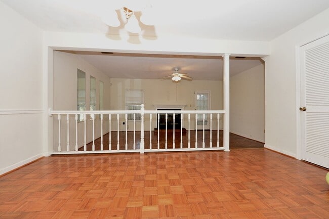 Building Photo - Nice townhouse in Little Neck!