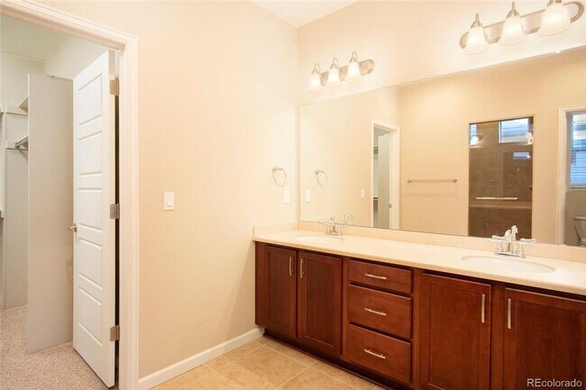 Building Photo - Spacious 4 Bedroom House in Green Valley R...