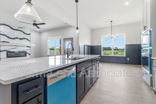 Building Photo - 930 Trestle Ln