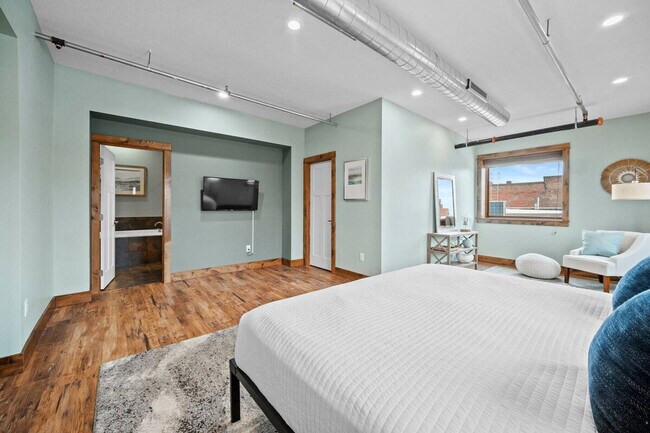 Building Photo - 301 E Walnut St