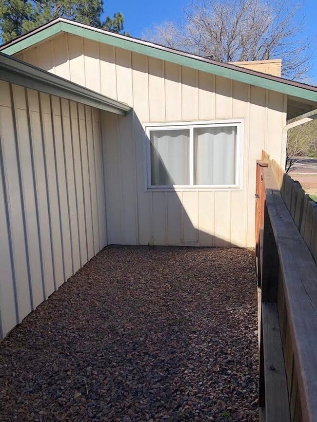 Building Photo - Charming 4 Bd, 2 Ba, Ranch Home in D-12 School District, close to Downtown, Trails and Ft. Carson
