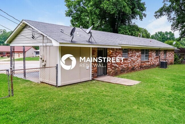 Building Photo - 3 Bedroom Pet-Friendly Home in Memphis, TN with Main Street Renewal