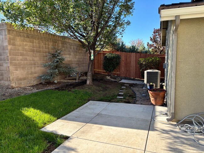 Building Photo - BEAUTIFUL, SPACIOUS,  4 BEDROOM, 2 BATHROO...