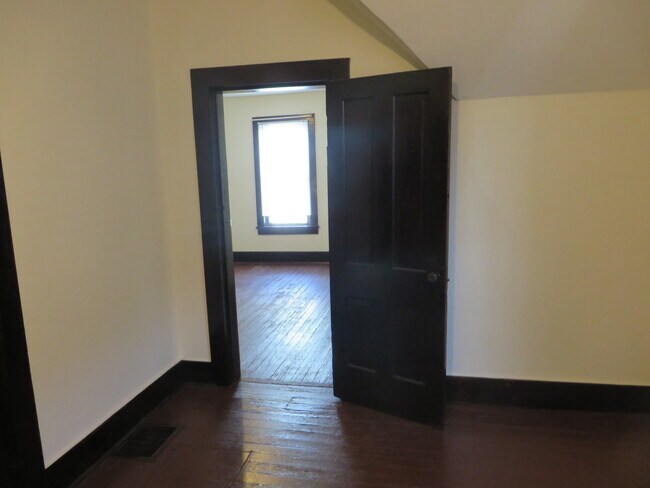 Building Photo - Large Three Bedroom, 1.5 Bathroom Home hal...