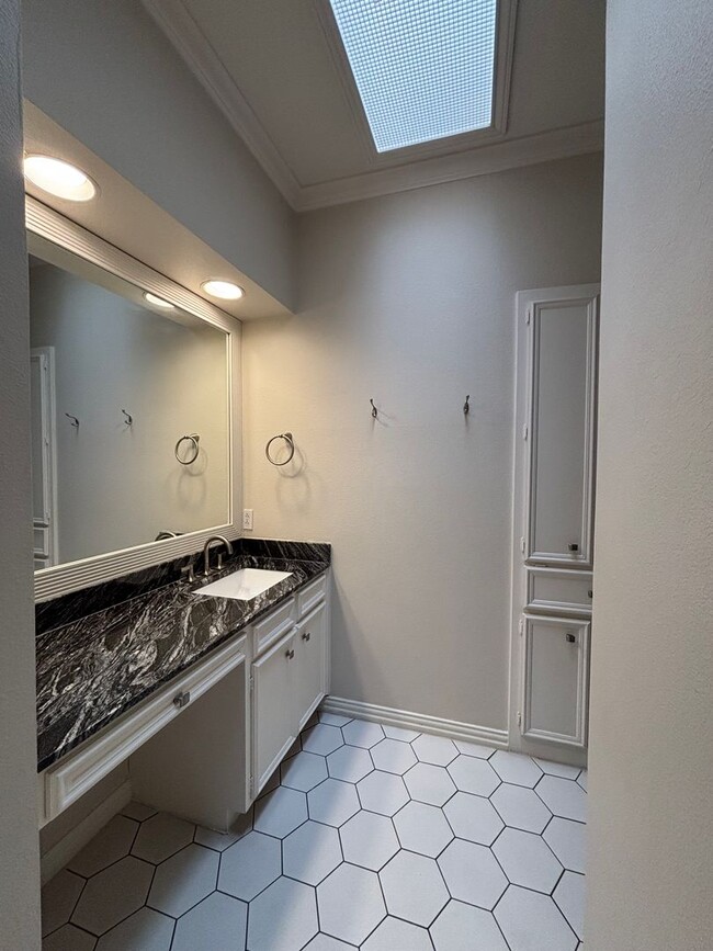 Building Photo - 5026 Bellaire Dr S