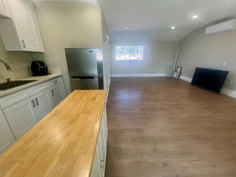 Building Photo - 5385 Howard St