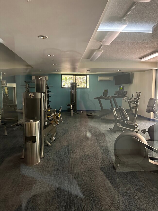 Building Photo - 343 Hobron Ln