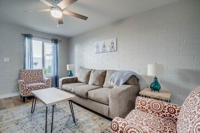 Building Photo - Prime Location - 2-bedroom, 1.5-bath townhome in Central Scottsdale!