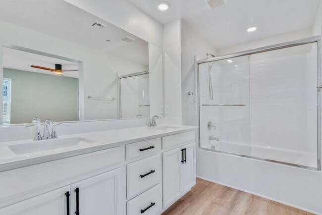 Building Photo - Spacious Three Story 3 Bed 3.5 Bath Smarth...