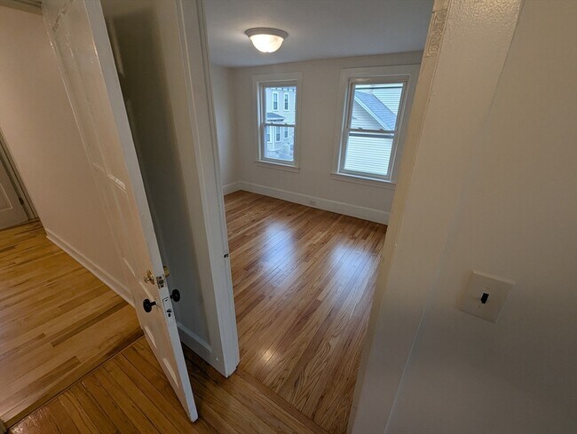 Building Photo - 112 King St