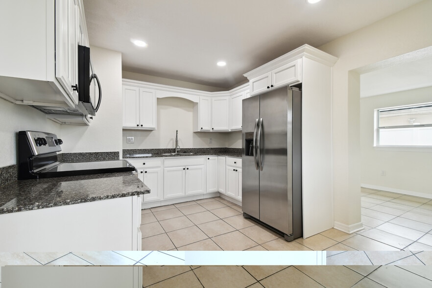 A 2/1 900 sqft - 3320 W Kathleen St