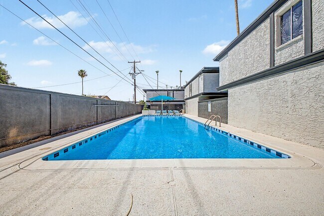 Building Photo - Gorgeous 2 Bed + Bonus Room | Large Private Yards | Resort Pool | 8 Weeks Free Rent!