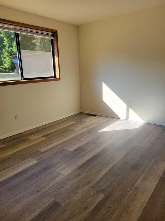 Building Photo - Cozy 2 bedroom Cottage on Acreage in Port ...