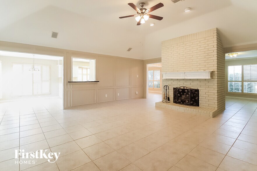 Building Photo - 2303 Prestwick Dr