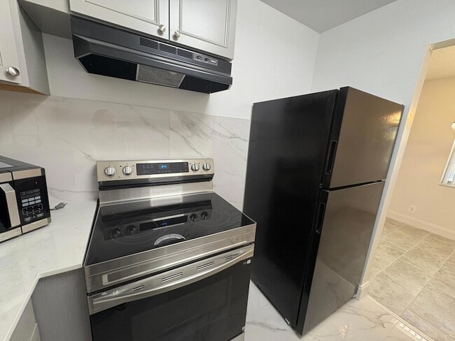 Building Photo - 239 Sussex L