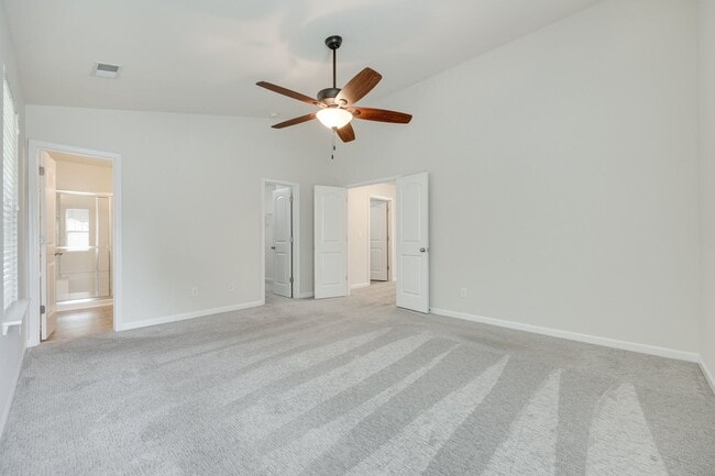 Building Photo - Beautifully maintained 3-bedroom, 3 bath e...