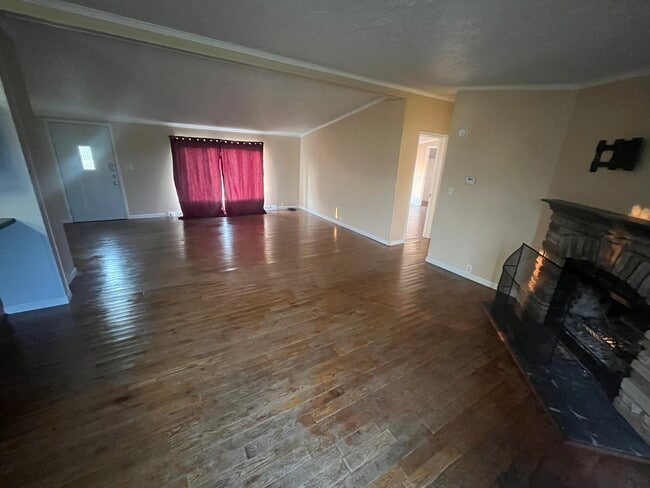 Building Photo - 4421 Tamarack Rd