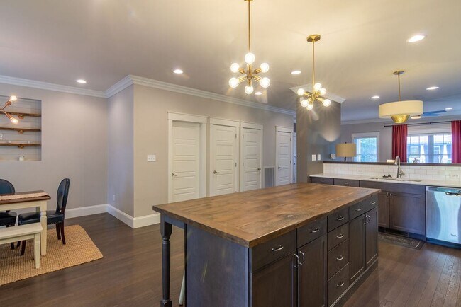 Building Photo - Great cottage house just off Ellington Pkwy-close to downtown!
