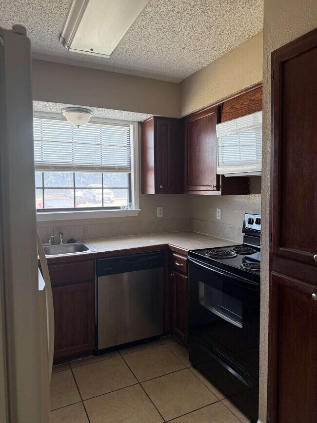 Building Photo - Beautiful two bed/1.5 bath in the heart of Alamo Heights