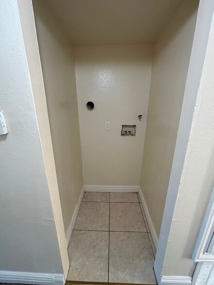 Building Photo - 632 E 113th St