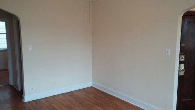 Building Photo - Nice Garden Apt w/ Heat! (63rd California)