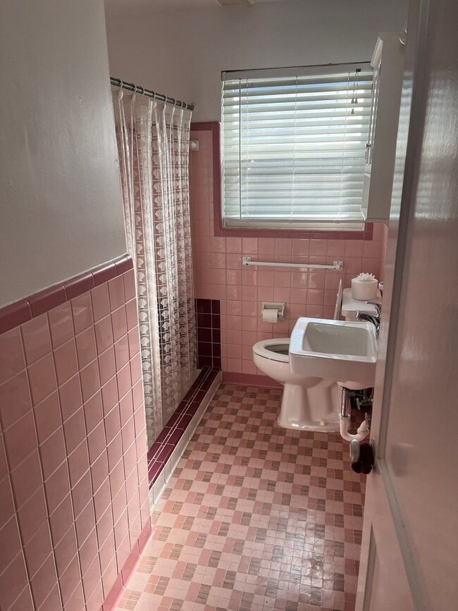 Building Photo - 4 bedrooms and 3 baths near UF campus