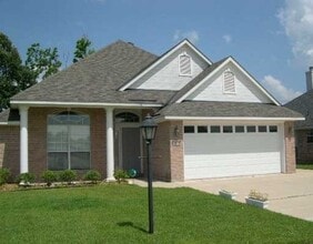 Building Photo - Beautifully Updated Home in North Bossier – Remodeled Kitchen & Modern Finishes!
