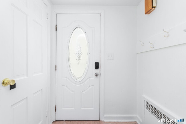 Building Photo - 783 Quaker Ln S