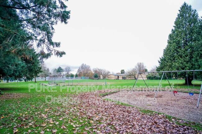 Building Photo - 14128 NE Sandy Blvd