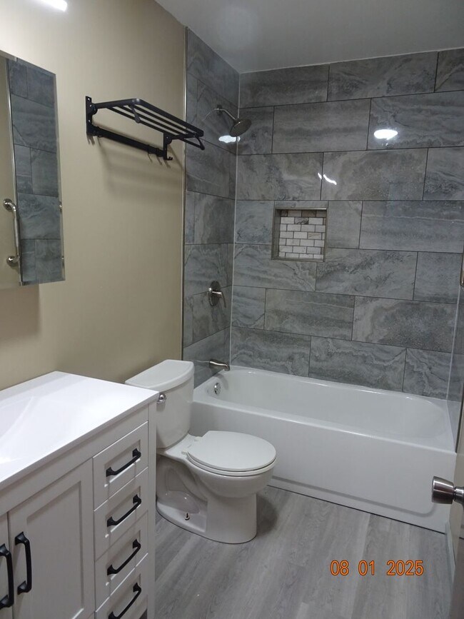 Building Photo - 3 Bedroom, 1.5 Bath Duplex in Hampton for ...