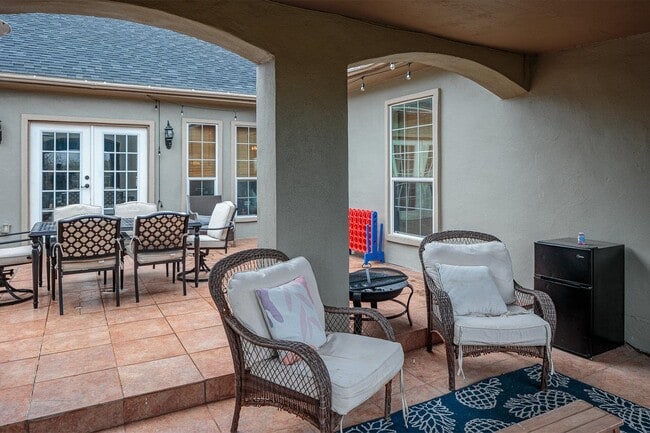 Building Photo - 121 La Paloma Dr