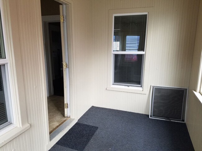 Building Photo - 3 bedroom 1 bath house