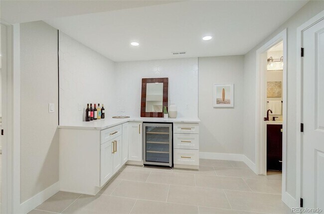 Building Photo - 5 Bedroom 3 Bathroom in Denver's Southmoor...